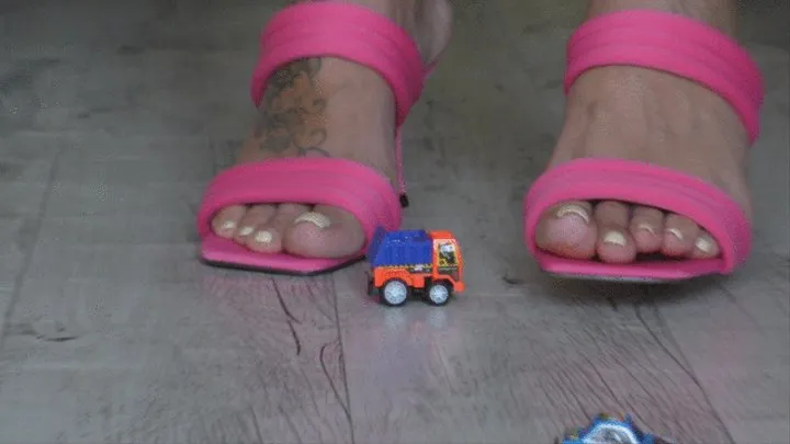 Italian Girlfriend - Giantess and plastic toy cars