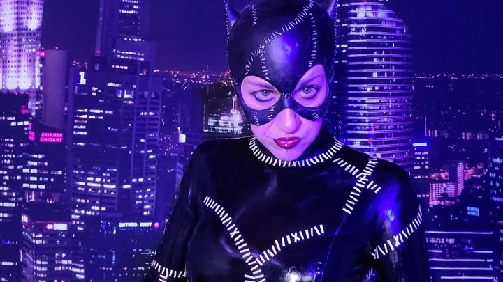 Catwoman snatches a Robin Full Movie