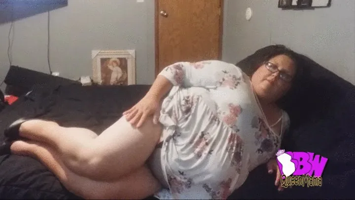 Hot BBWQueenmama rubs her sweet BBW pussy till she cums!