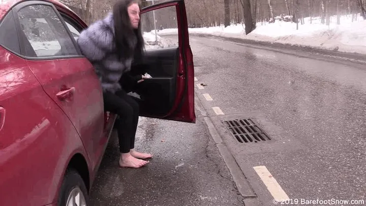 Giantess Kristina in a fur coat barefoot on the snow and cold asphalt (Full & Backstage with 34% discount)