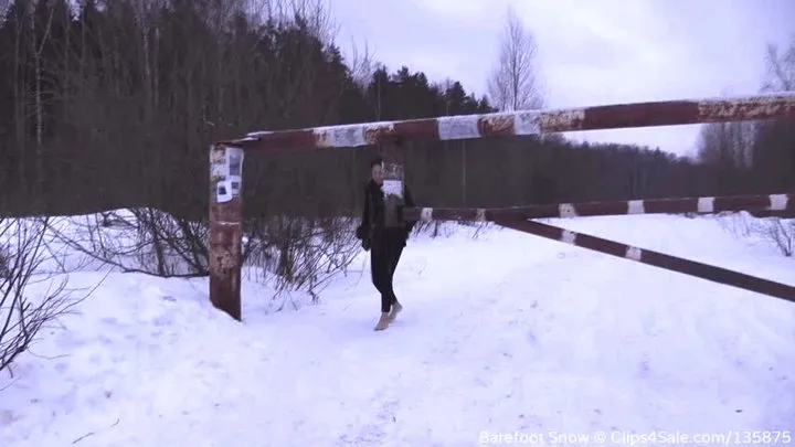 Mature barefoot girl Lora having fun in the snow