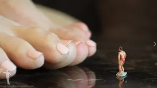 Harleen Tiny Curiosity Barefoot Danger