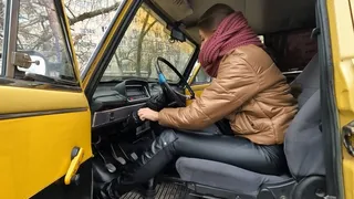 Backstage video of Nastya trying to start her old VAZ