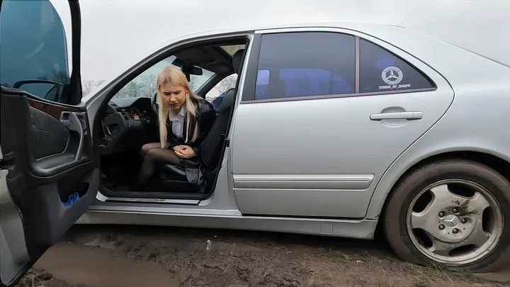 Lucy getting stuck on the way to her job interview