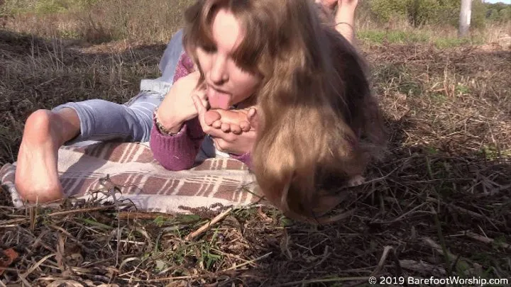Modest girl Yaroslava licks Ksu's small feet outdoor (Part 4 of 6)