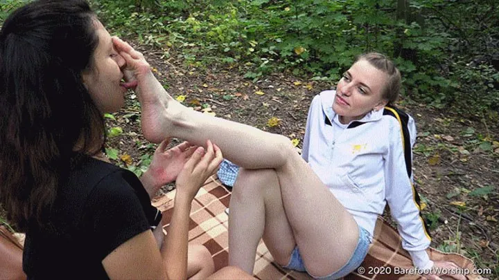 Alina licks big and flexible Valenitina's feet outdoor (Full with 33% discount)