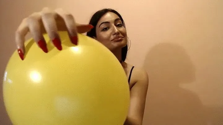 I'm playing with yellow balloon