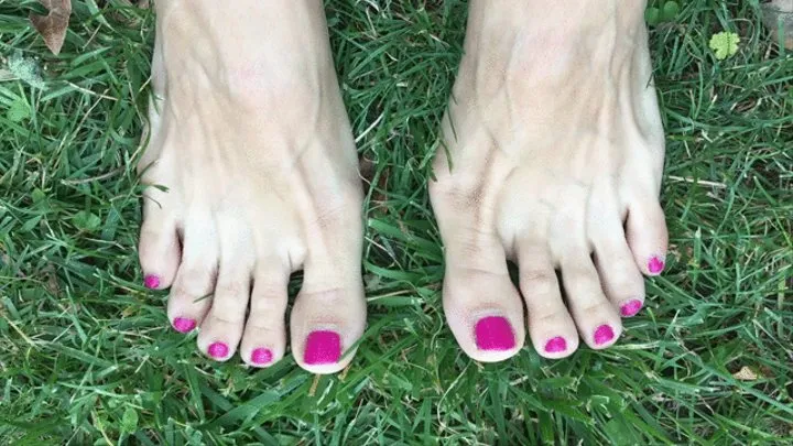 FEET in GREEN GRASS