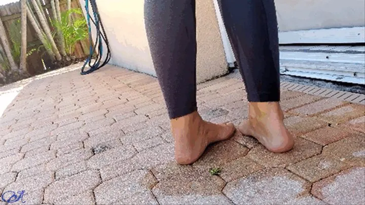 14 Weeks Pregnant Desperate Peeing Outdoors In Yoga Pants