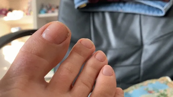 I want to put the nail polish on my toenails