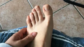 miss minnie gets a massage on her feet and takes the dirt off her toes