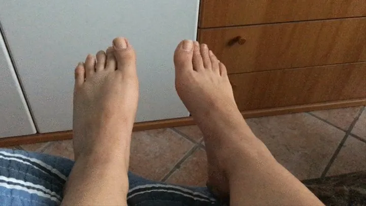 miss minnie shows her bare feet after a shower