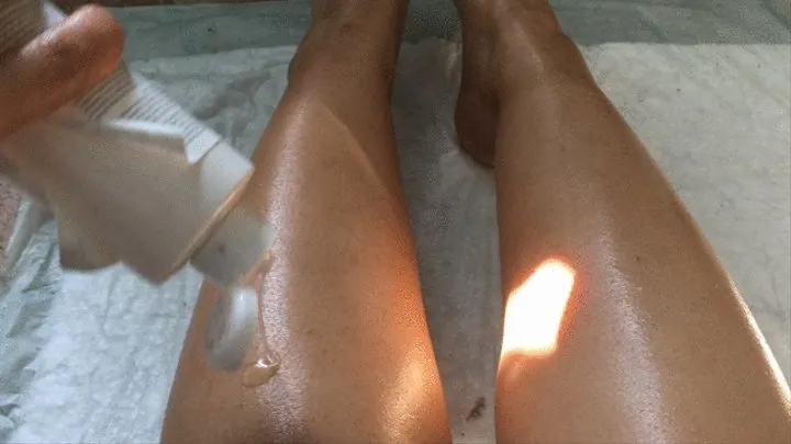 miss minnie - leg and foot massage with oil lotion