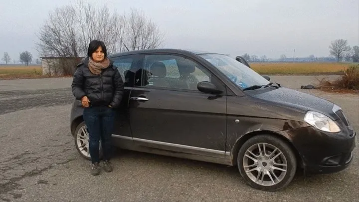 Miss Minnie non è in grado di parcheggiare la sua macchina e la mitica Jenny Boob Super Amatorial la aiuta