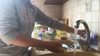 Miss Minnie washes the dishes - video shot on June 10, 2020