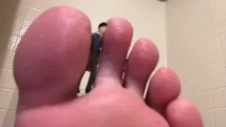 Tiny stuck in giantess Mae moist toe