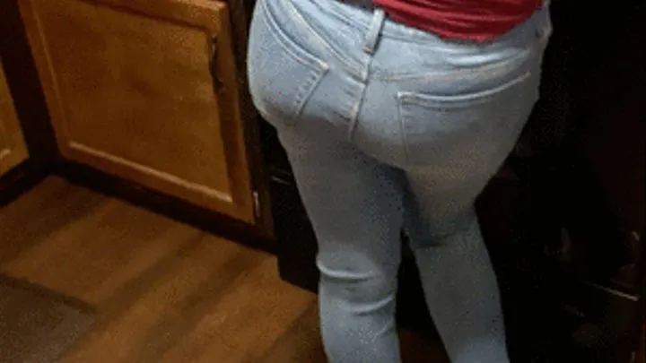 Scarlet Pees Her Pants While Cooking!