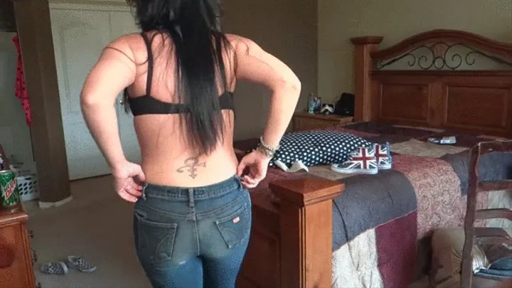 Sexy milf pisses her jeans in a bra