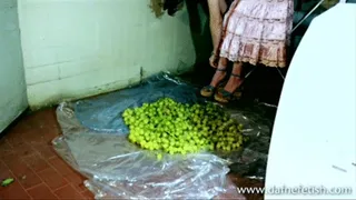 Alice schiaccia l'uva - Alice crushing grapes