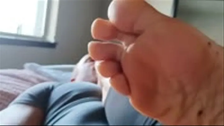 Jerking to smelly fitness feet! (impromptu vid)