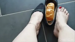 French - Food foot fetish - Préparation pains au lait pieds et salive