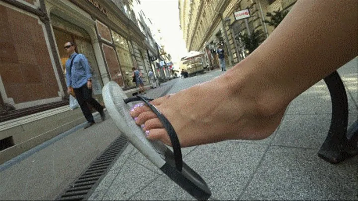 FOOT PRINCESS IN FLIP FLOPS-HOT PUBLIC DANGLING