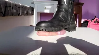 ROUGH BOOT´ S SOLE DESTROY HIS BALLS