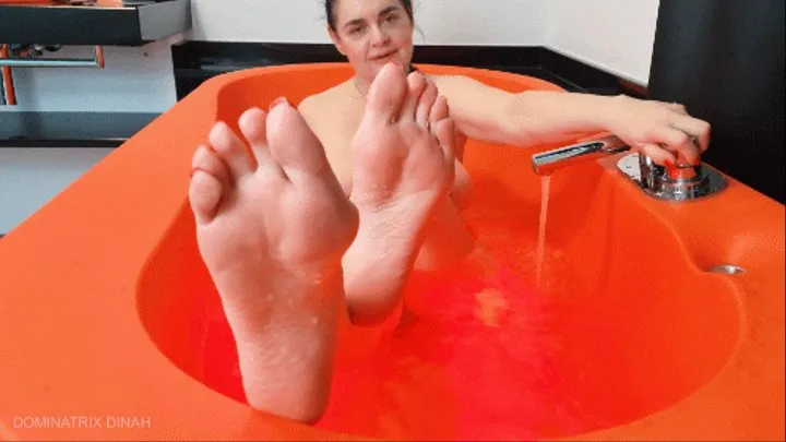 Orange bathtub, clean soles, yummy toes, come to worship My feet!