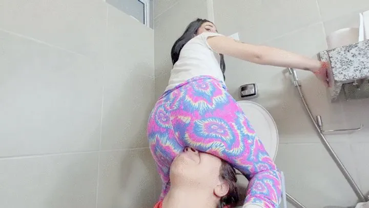 FARTING WITH POWER IN THE SLAVE INSIDE THE PUBLIC BATHROOM - BY BABE - CLIP 3