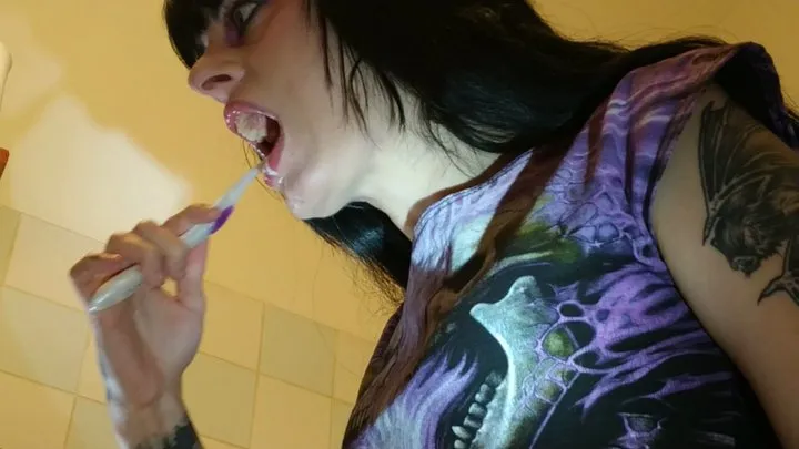 Toothbrushing after a goodmorning blowjob LOW RES - Beth Kinky