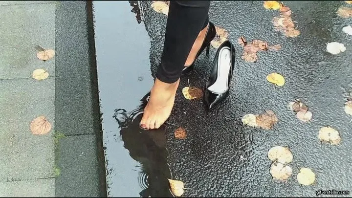 High Heels shoe gets stuck in the iron fence