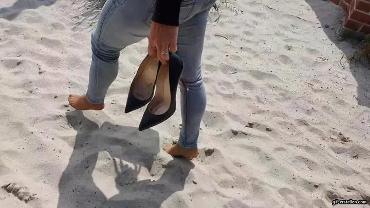 Helena on the beach barefoot in tights Jeans and Louboutin Heels