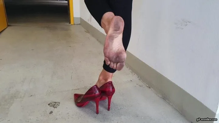 Louboutin High Heel Pumps walking dirty sweaty barefoot in Berlin