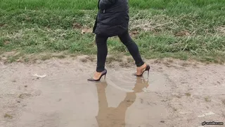 My shoes are too big  I lose my Louboutin High Heels in the mud