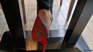 I have only one shoe left in the restaurant
