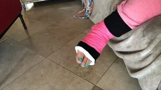 Cute feet, cute toes, cute cast