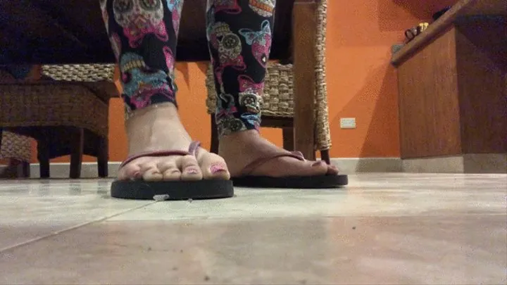 Leggings, flip flops and anklet