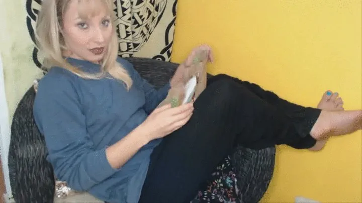 Barefoot blonde eats Burger King and Chats