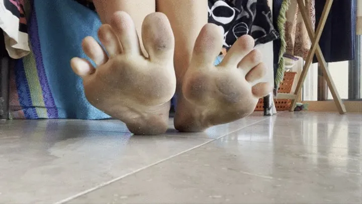 Worship these dirty feet NOW