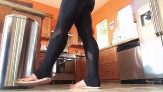 Just a MILF doing wifey things in yoga leggings