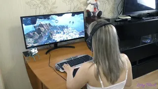 Gamer girl fucked while playing