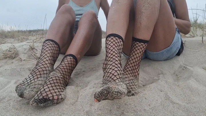 Two país of Sandy feet