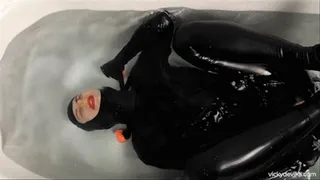 Underwater Masturbation in Rubber Catsuit