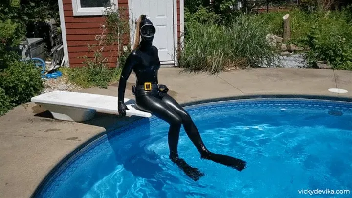 Pool Masturbation in Rubber