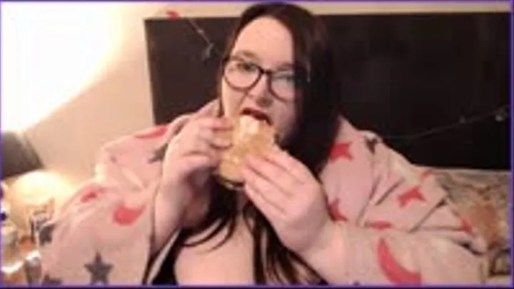 BBW SSBBW FAST FOOD EATING IN BED UP CLOSE FACE CAM