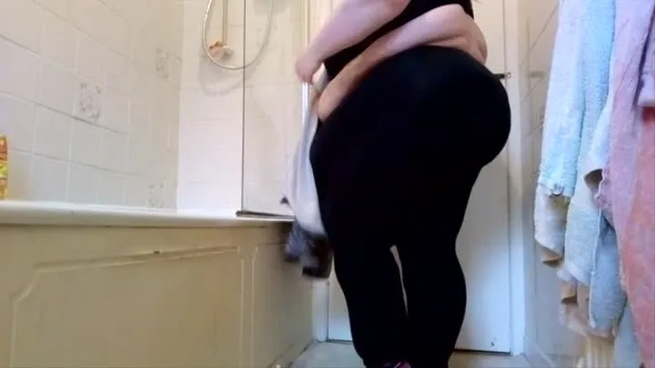 NAKED SSBBW CLEANS LOWER CAMERA VIEW