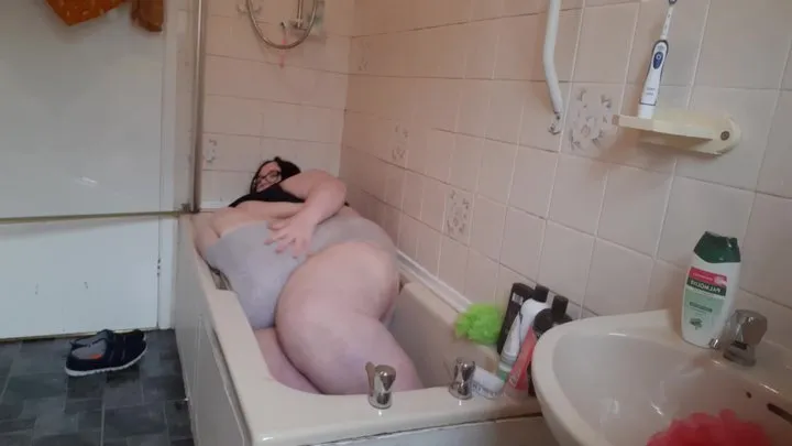 SSBBW BATH TIME STRUGGLES NEARLY GETTING STUCK