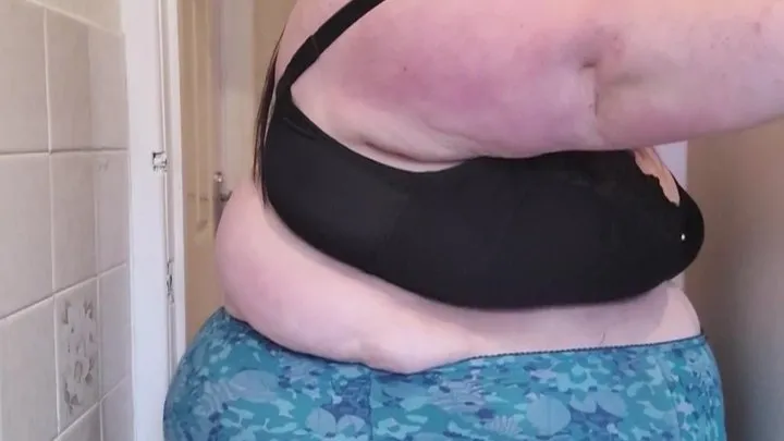 SSBBW SHOWS OFF CURVES IN PANTIES THEN NUDE STRIP