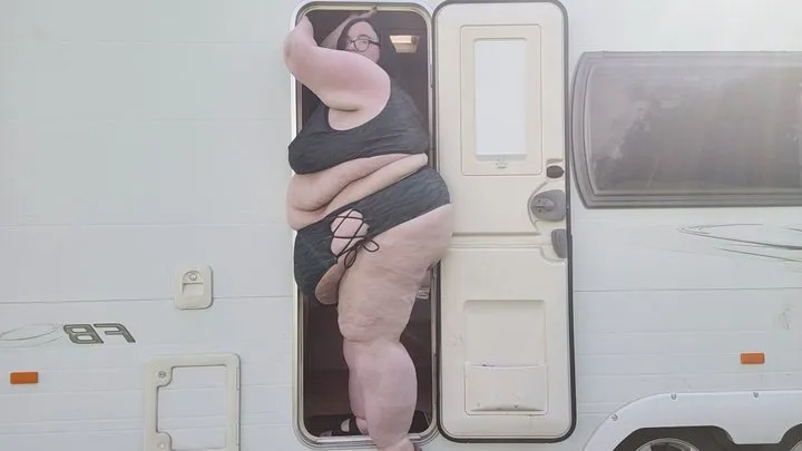 SSBBW GIANT GODDESS VS TINY DOOR