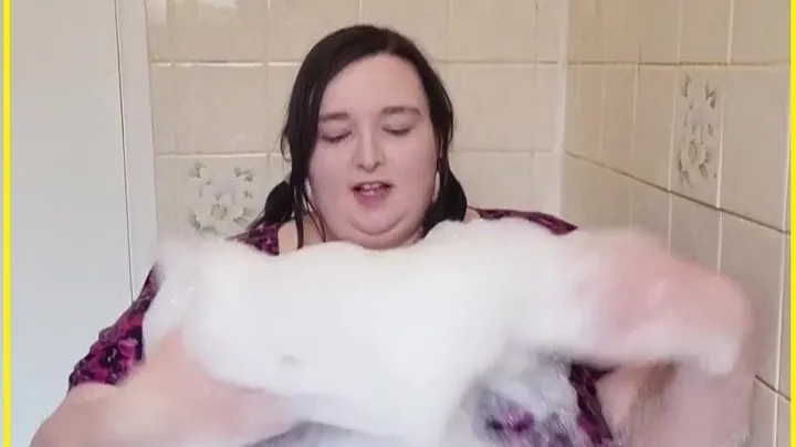 SSBBW BATH TIME FUN IN BIKINI